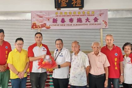 Mayor Wee Hong Seng Leads Successful CNY Alms Giving in Kuching 2025