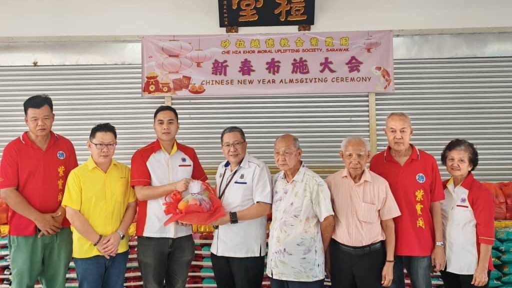 Mayor Wee Hong Seng Leads Successful CNY Alms Giving in Kuching 2025