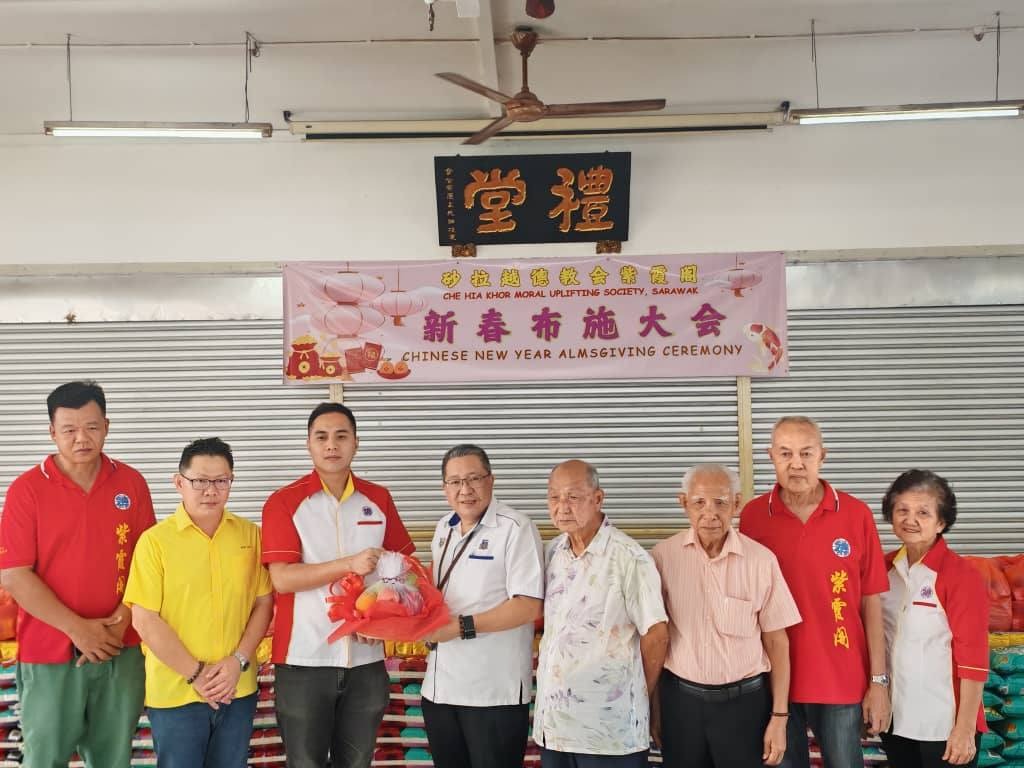 Mayor Wee Hong Seng Leads Successful CNY Alms Giving in Kuching 2025