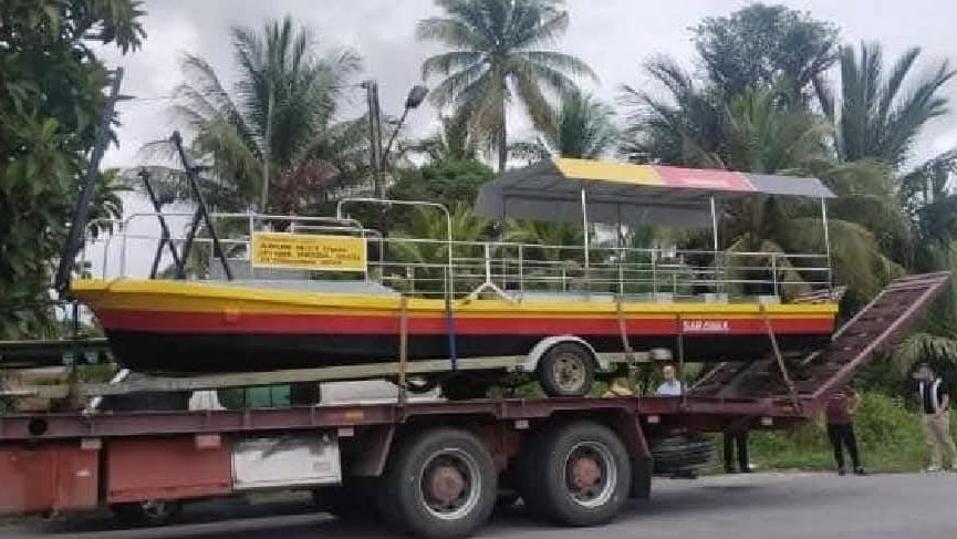 New Fibre Boats for Kampung Selampit Villagers A Lifeline Before Bridge Completion