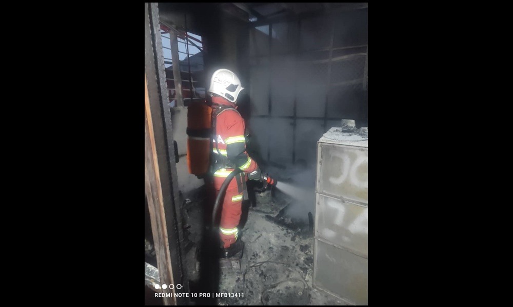 Quick-thinking Factory Workers Save the Day with 30 Extinguishers in Sibu Fire