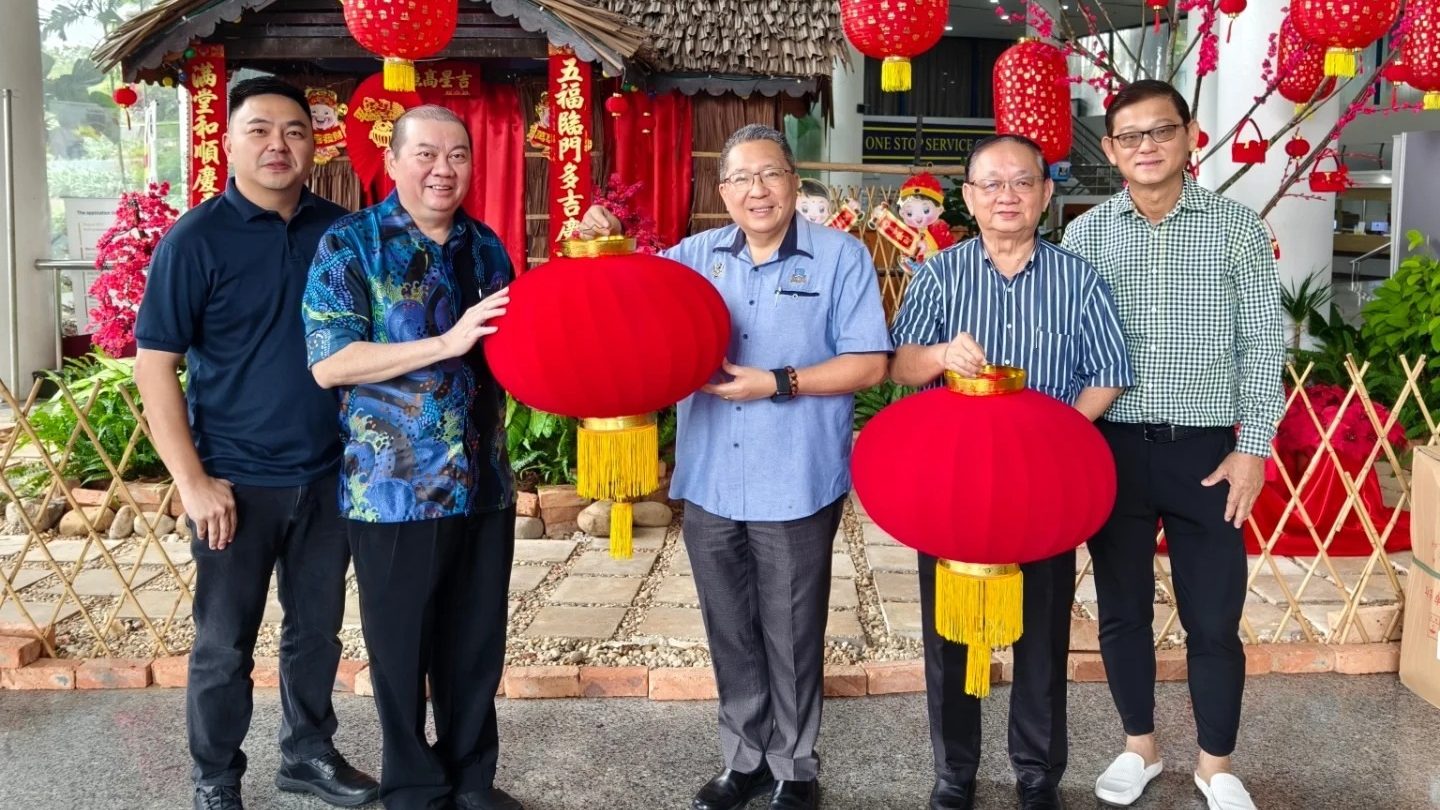 Tabuan Jaya Chamber Donates to Brighten Kuching for Chinese New Year