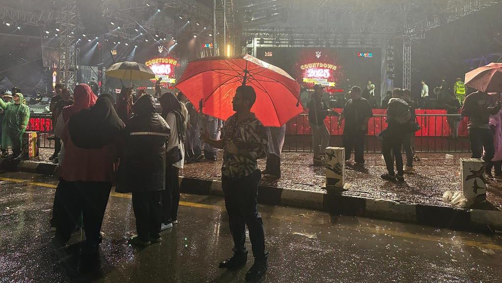 Thousands Brave Rain for New Year Countdown at Kuching Waterfront