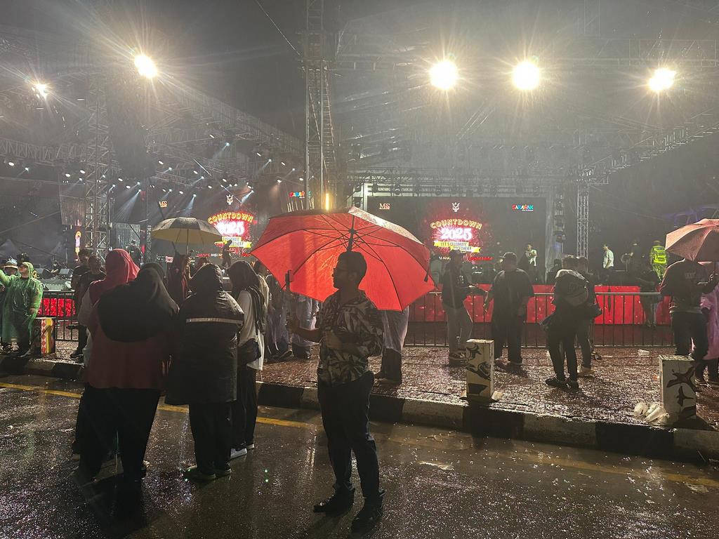 Thousands Brave Rain for New Year Countdown at Kuching Waterfront