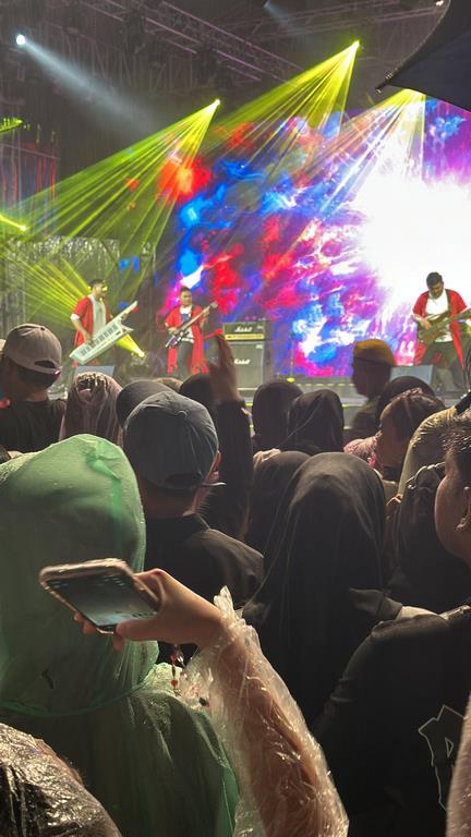 Thousands Brave Rain for New Year Countdown at Kuching Waterfront