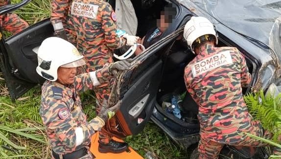 Three Injured in Mile 29 Jalan Kuching-Serian Accident