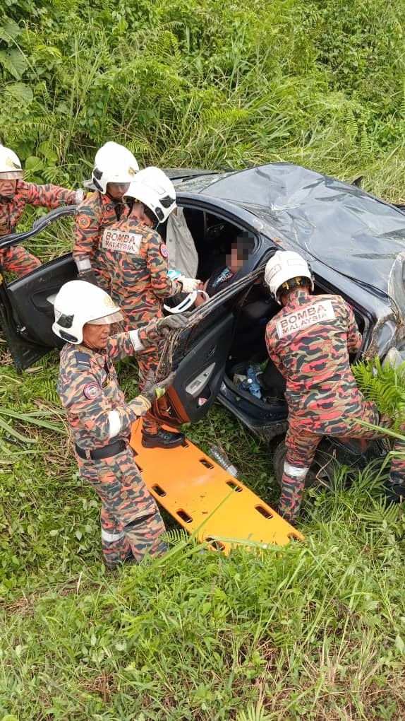 Three Injured in Mile 29 Jalan Kuching-Serian Accident