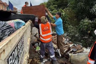 Tiong Urges Bintulu Residents to Support Volunteer Teams in Post-Flood Cleanup